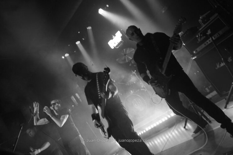 Candy 66. Candy 66 desde abajo: cuerpos, instrumentos y luz en tensión.
