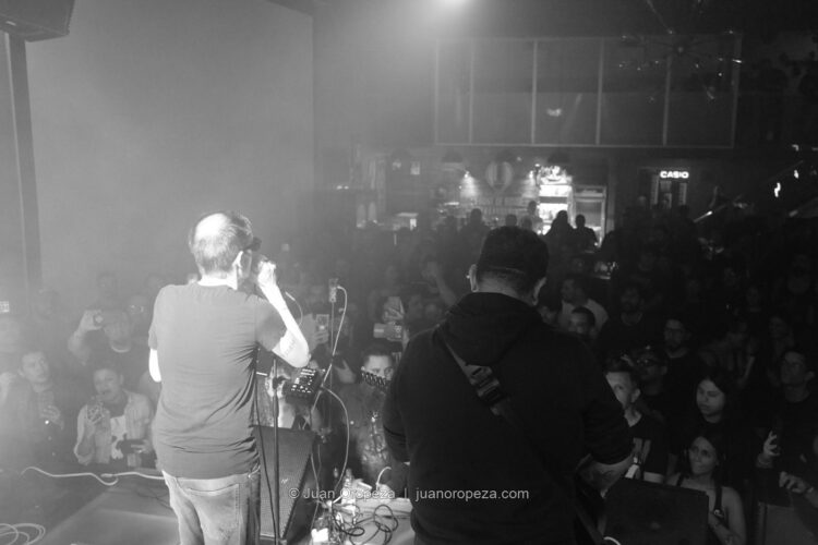 Candy 66. Desde la tarima, la banda frente a su público.