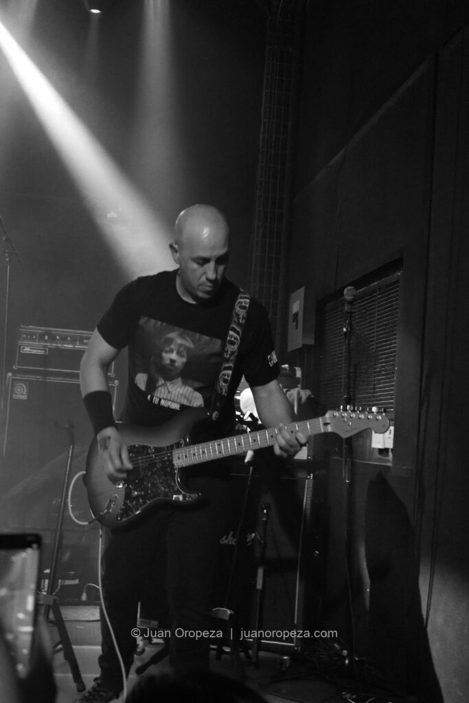 Candy 66. José Morantes y su guitarra, entre sombras y luz de escenario.