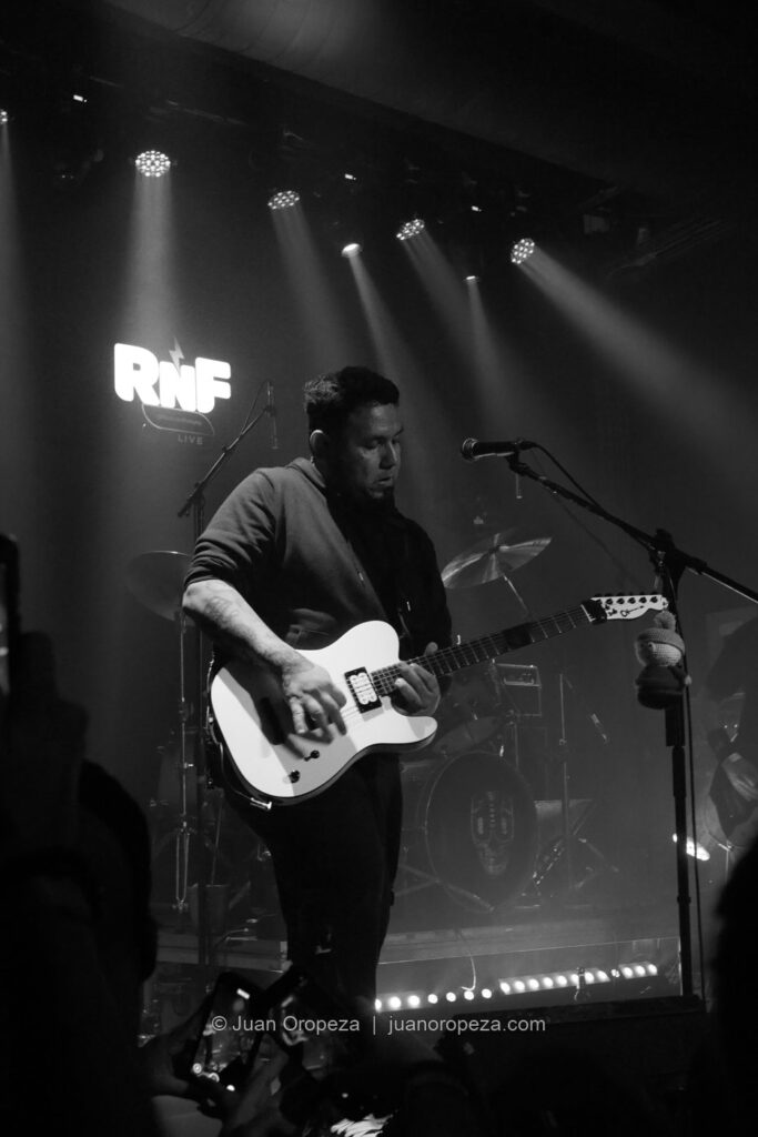 Candy 66. Let Arteaga y su guitarra, en medio de la luz del escenario.