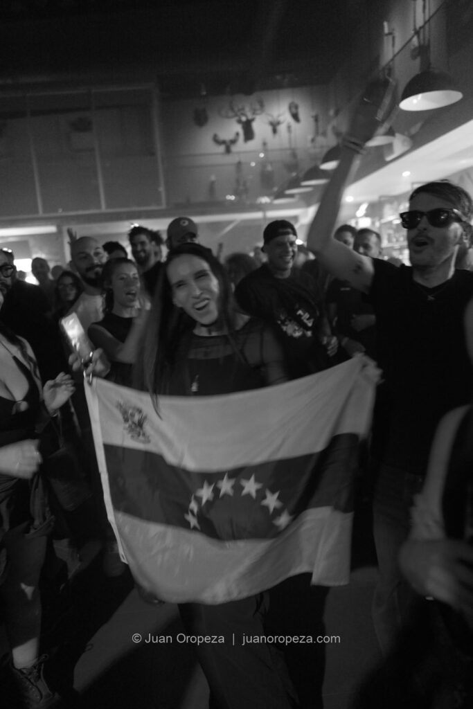 Candy 66. Una bandera y un público que hacen suyo el concierto.
