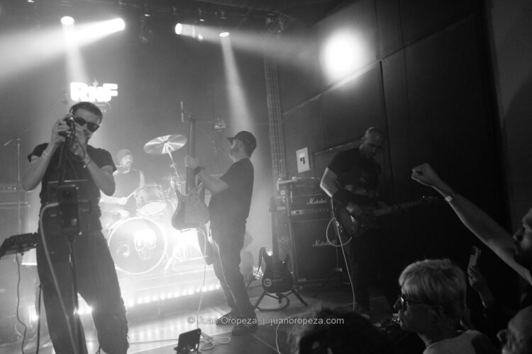 Candy 66. Jean de Oliveira apunta hacia la sala y comparte la intensidad del directo.