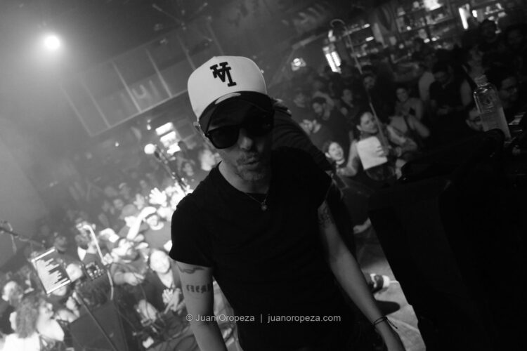 Candy 66. Jean de Oliveira desde la tarima, con la sala detrás.