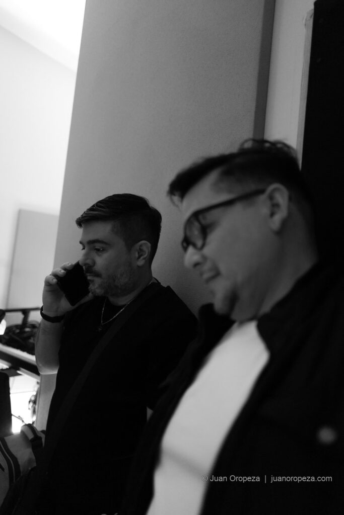 Candy 66. Un momento de cercanía antes del ensayo de Candy 66.
