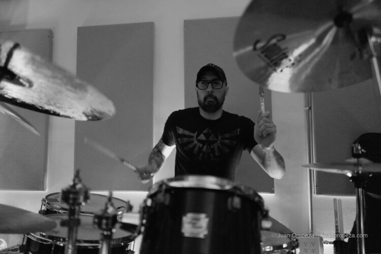 Candy 66. Gustavo Morantes trabaja el ritmo durante el ensayo.
