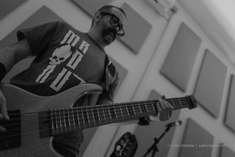 Candy 66. Ray Díaz y el bajo desde un ángulo cercano.