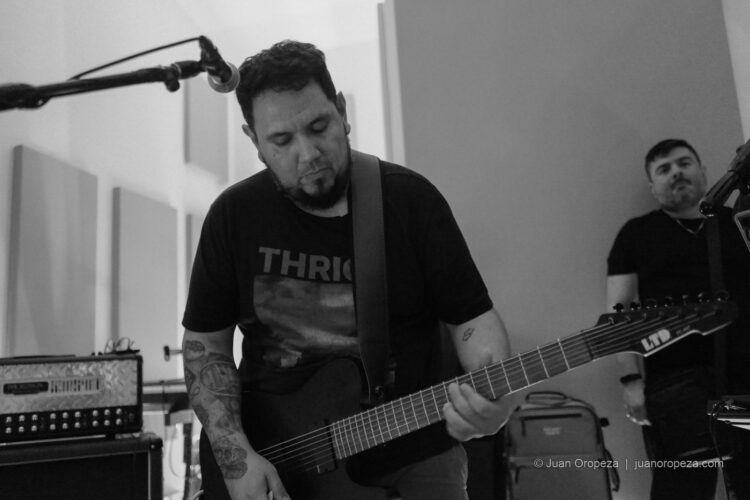 Candy 66. Let Arteaga, concentrado en la guitarra durante el ensayo.
