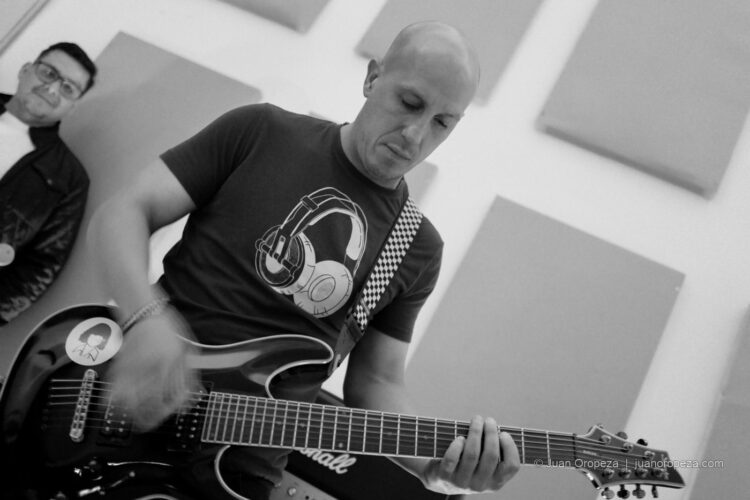 Candy 66. José Morantes sigue las cuerdas de su guitarra.