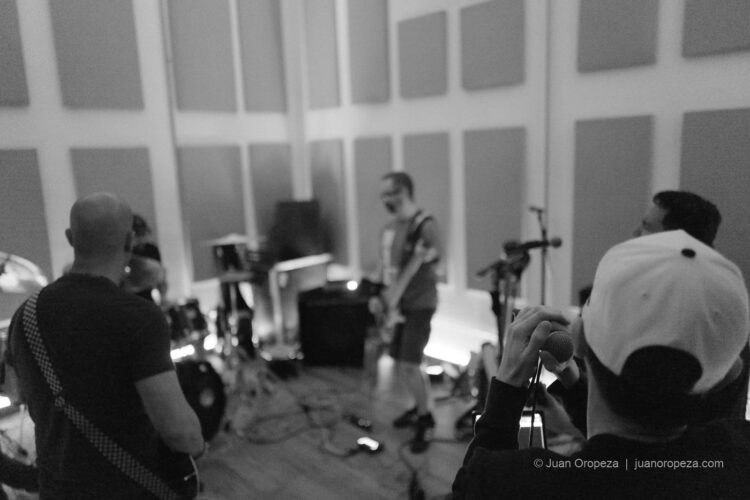 Candy 66. La sala de ensayo y la banda reunida alrededor de la música.