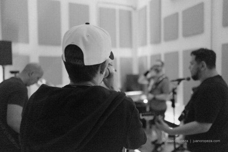 Candy 66. El ensayo visto desde detrás de los músicos.