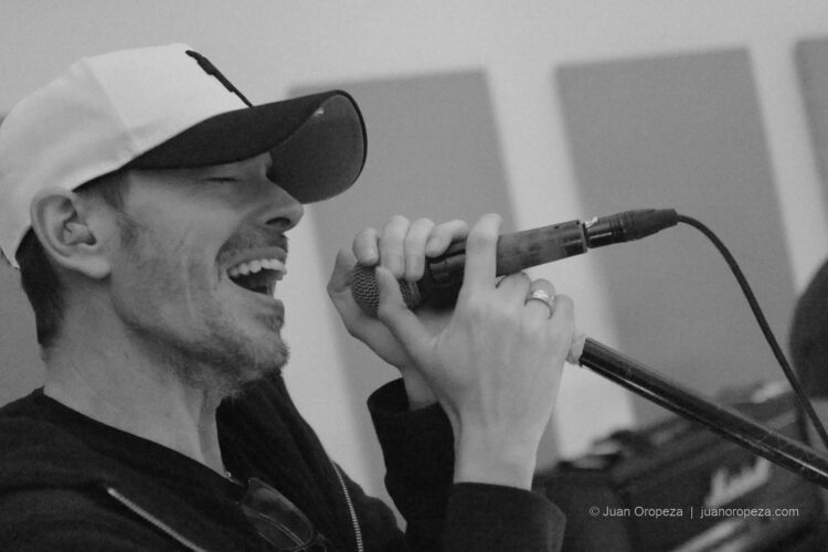 Candy 66. Jean de Oliveira entrega la voz durante el ensayo.