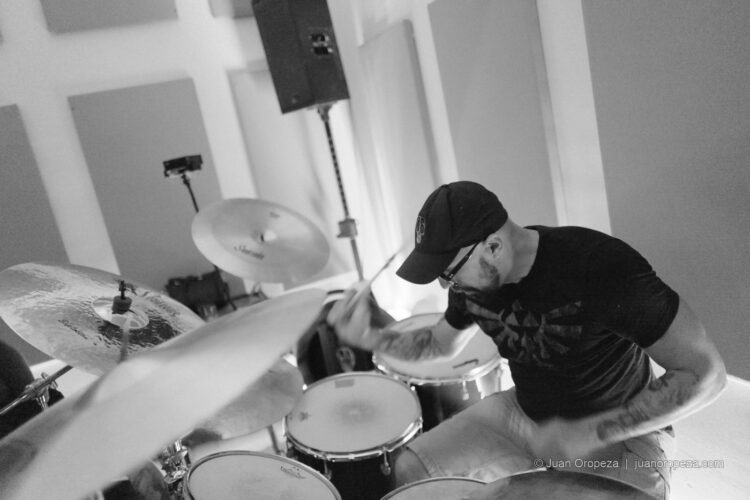 Candy 66. Gustavo Morantes se inclina sobre la batería, dentro del ritmo.