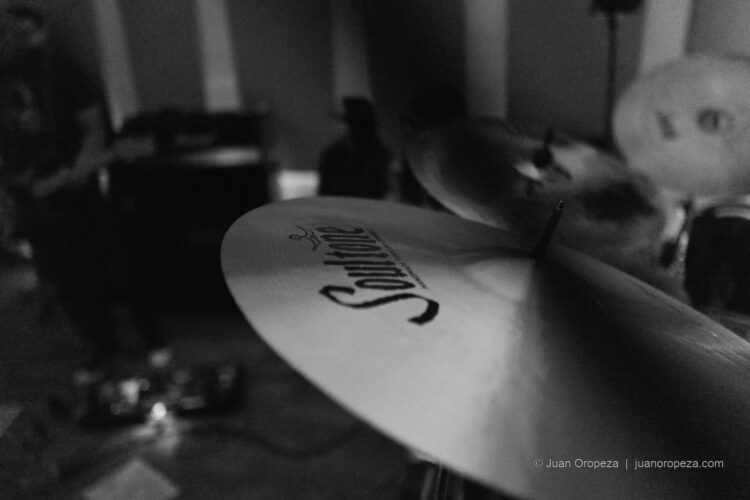 Candy 66. Un detalle de la batería antes del concierto.