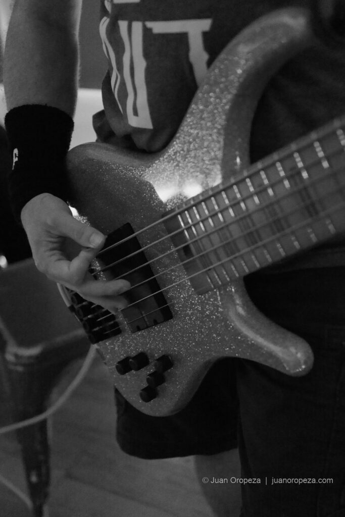 Candy 66. Ray Díaz: un detalle del bajo durante el ensayo.