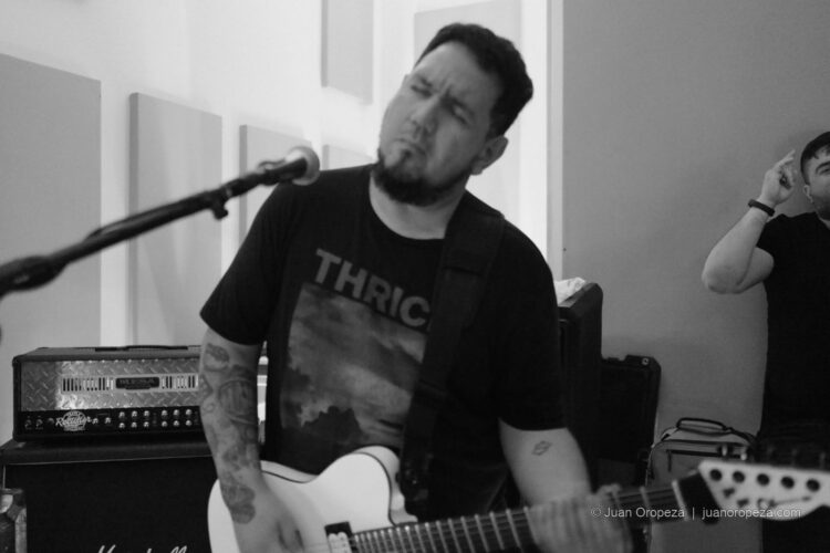 Candy 66. Let Arteaga, guitarra y expresión en la sala de ensayo.