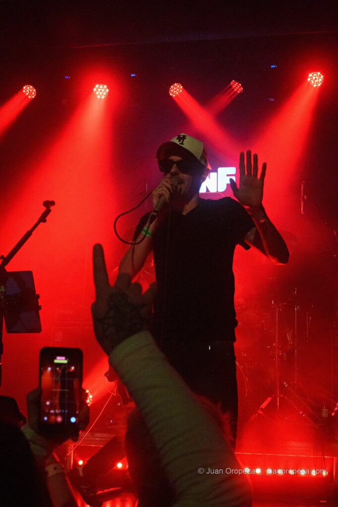 Candy 66. Jean de Oliveira dirige el gesto hacia la sala.