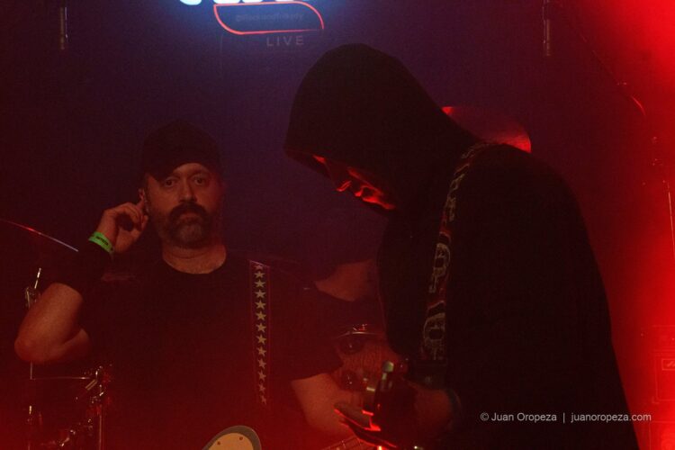 Candy 66. La interacción de los músicos de Candy 66 bajo la luz roja.