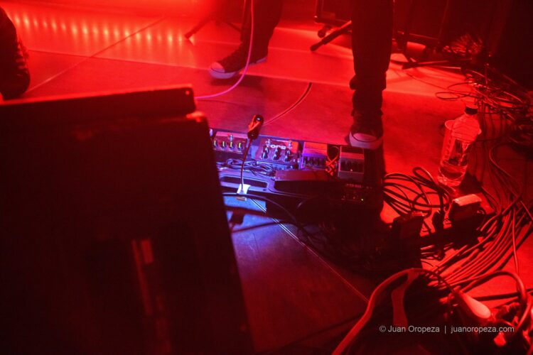 Candy 66. Pedales, cables y pies: el suelo del concierto.