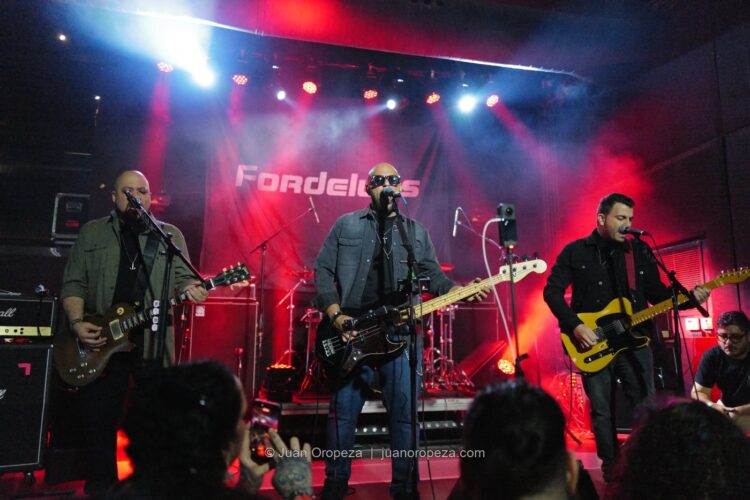 Fordelucs. Fordelucs en pleno directo, con la banda reunida bajo las luces.