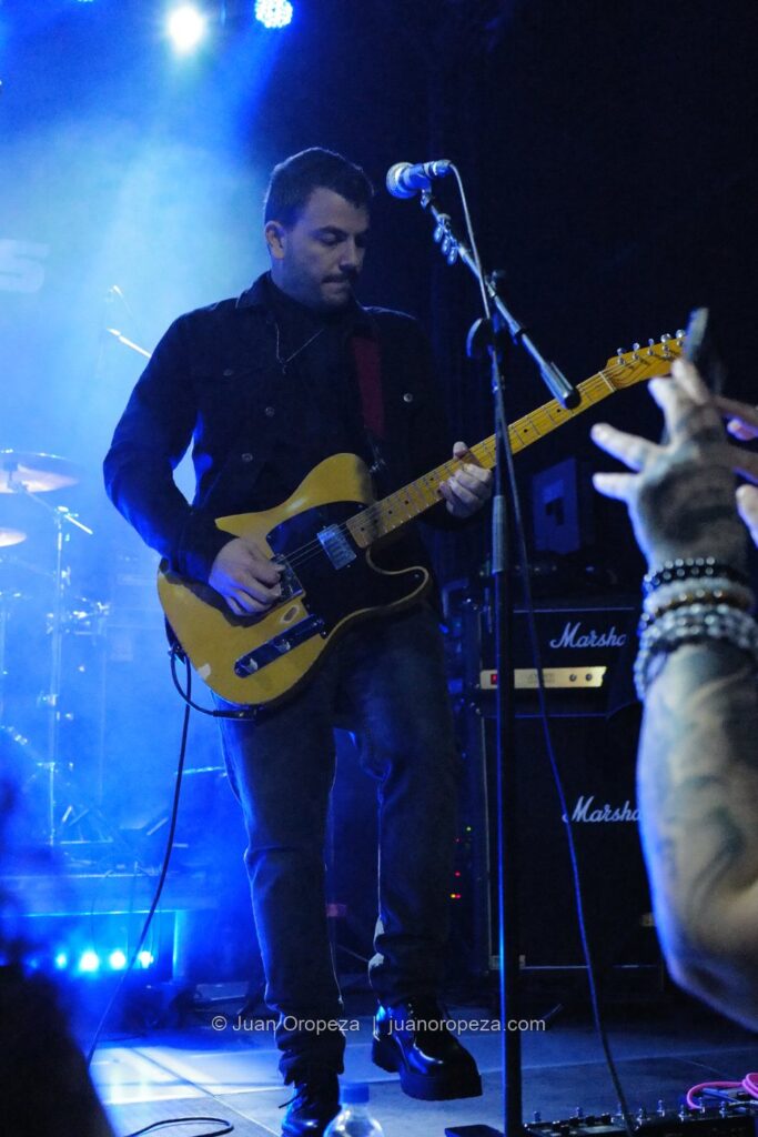Fordelucs. Un riff bajo la intensidad de la luz azul.
