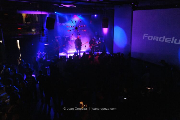 Fordelucs. La sala y el escenario de Fordelucs, en un mismo encuadre.