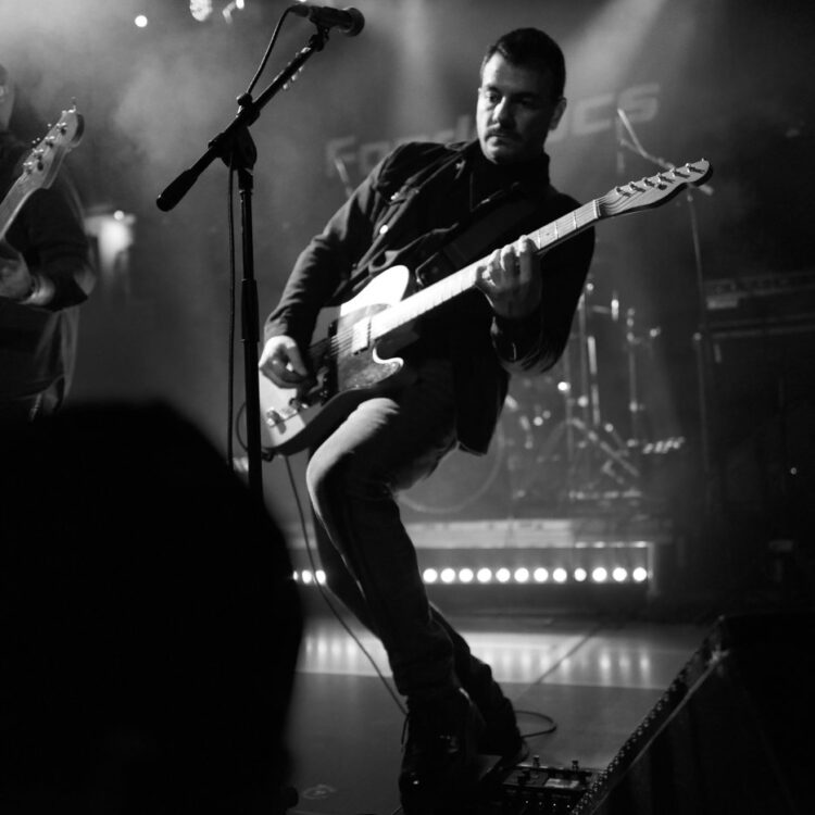Fordelucs. La guitarra y el cuerpo en tensión: Fordelucs desde un ángulo bajo.