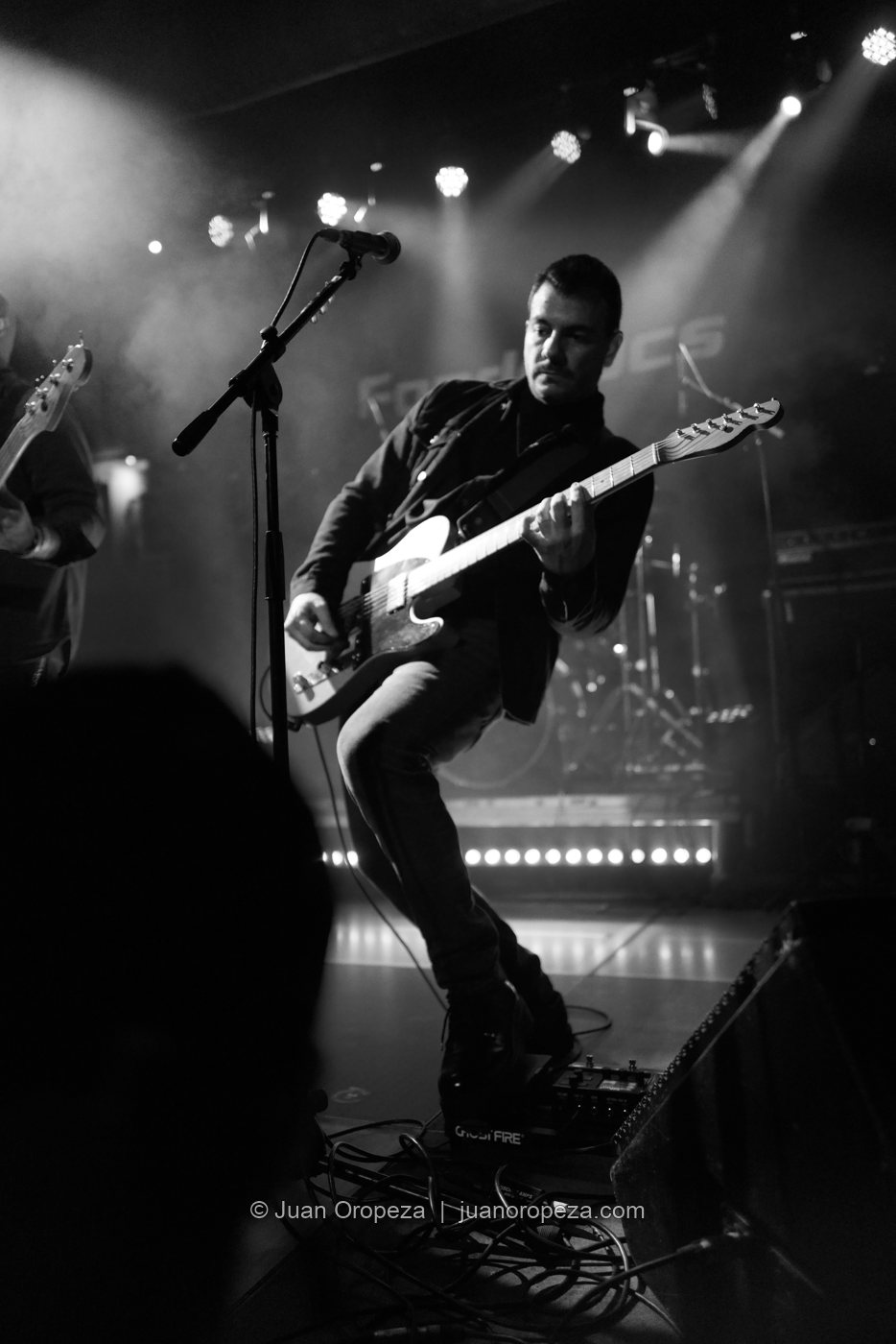 Fordelucs. La guitarra y el cuerpo en tensión: Fordelucs desde un ángulo bajo.