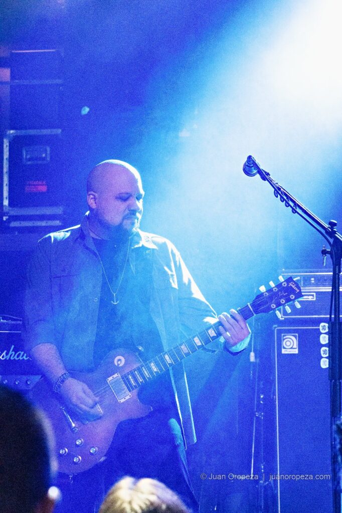 Fordelucs. La guitarra de Fordelucs bajo la luz azul.